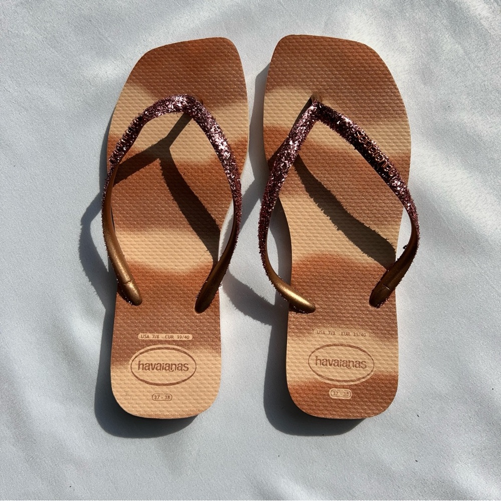 Havianas Pink Rose Gold Glittery Strap Flip Flops.  Women’s Size 7/8 37-38.